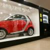 A SmartCar vende seus carrinhos compactos em máquinas na China. (Ok, isso aconteceu em uma convenção)