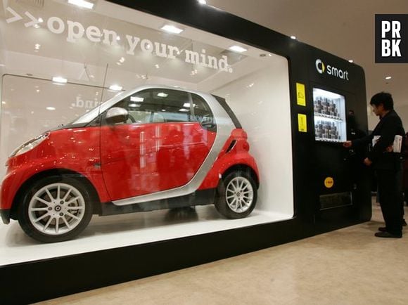 A SmartCar vende seus carrinhos compactos em máquinas na China. (Ok, isso aconteceu em uma convenção)