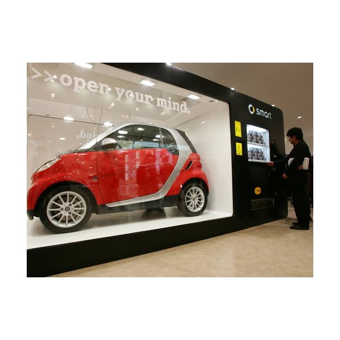 A SmartCar vende seus carrinhos compactos em máquinas na China. (Ok, isso aconteceu em uma convenção)
