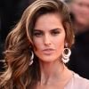 Isabel Goulart chama atenção por seu cabelo ondulado moreno iluminado