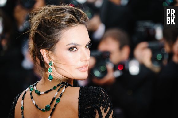 Alessandra Ambrosio é uma das modelos internacionais com cabelo moreno iluminado