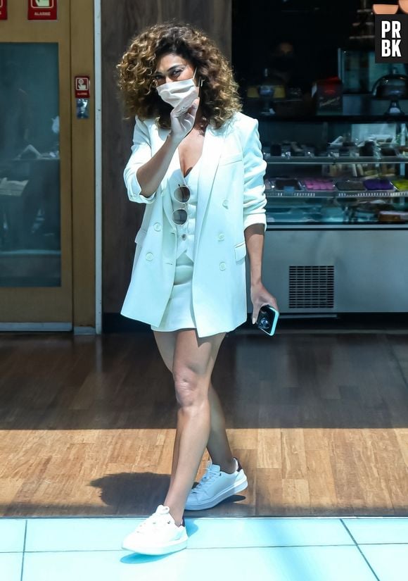 Juliana Paes usa cabelo cacheado morena iluminada