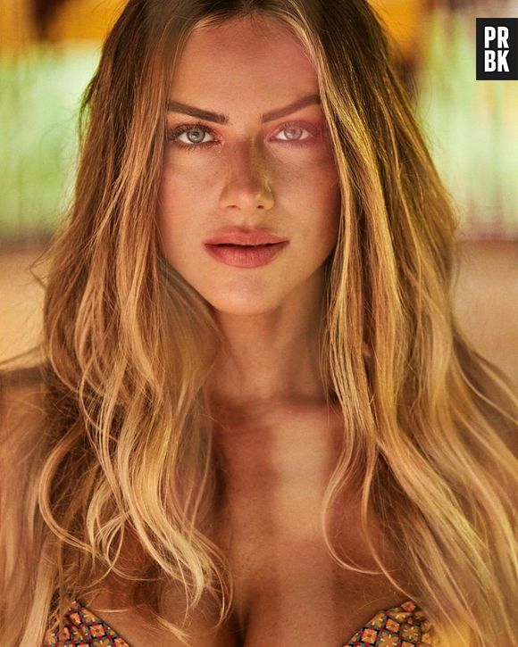 Giovanna Ewbank possui cabelo loiro com mechas