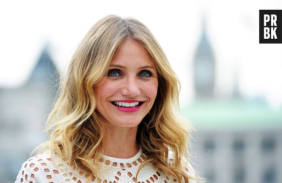 Cameron Diaz possui cabelo loiro com raiz esfumada e mais escura que as pontas