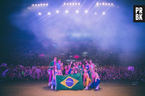 Now United se reuniu para a turnê Wave Your Flag, em março