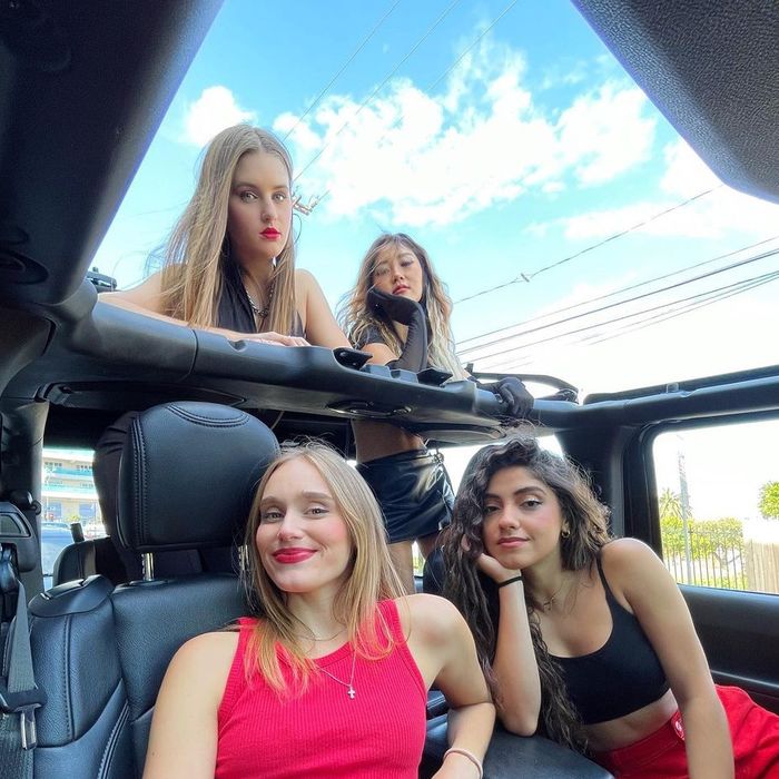 Algumas meninas do Now United se encontraram nos Estados Unidos