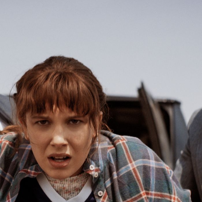 &quot;Stranger Things 4&quot;: Eleven (Millie Bobby Brown) aparece coberta de sangue após chacina de crianças no final da prévia de oito minutos do 1º episódio do novo ano