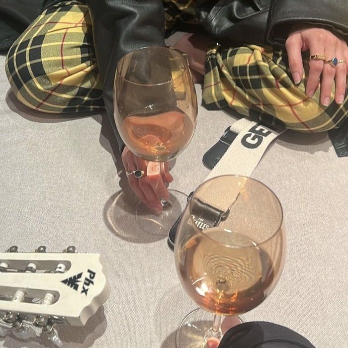 Luísa Sonza e Manu Gavassi postaram um story no Instagram tomando vinho e com um violão, o que pode indicar que elas estão trabalhando em um feat