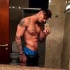 Lucas Lucco parece gostar bastante de tirar fotos sensuais no banheiro. Tudo vai parar no Instagram!