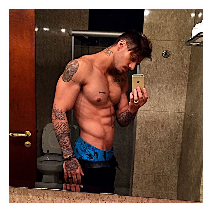  Lucas Lucco parece gostar bastante de tirar fotos sensuais no banheiro. Tudo vai parar no Instagram! 