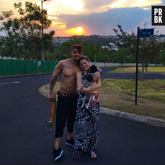 Sem camisa, Lucas Lucco posa com a mãe