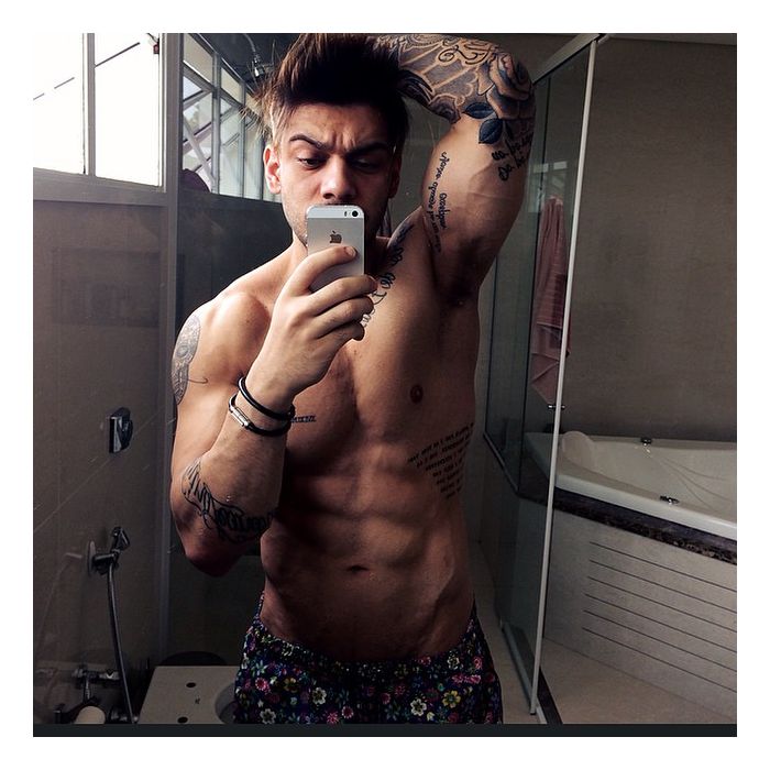  O cantor Lucas Lucco n&amp;atilde;o perde a oportunidade de exibir o corpo sarado no Instagram 