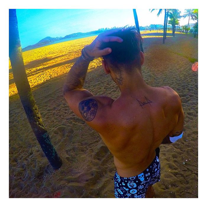  No Instagram de Lucas Lucco, voc&amp;ecirc; confere todos os &amp;acirc;ngulos do cara sem camisa 