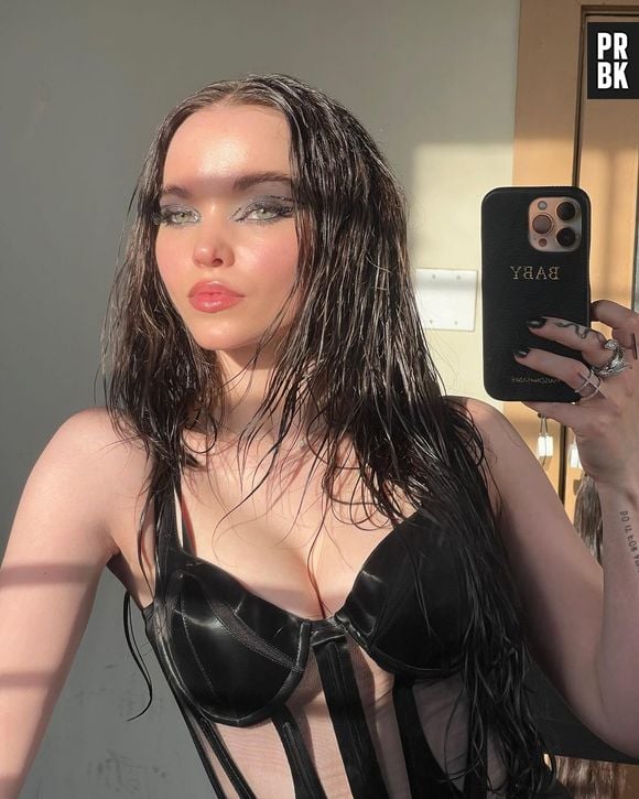 Dove Cameron se assumiu queer em live, em 2020