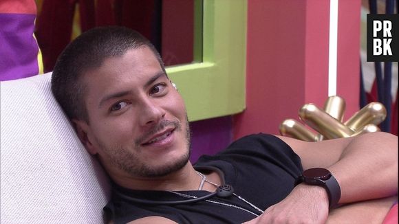 Equipe de Arthur Aguiar tentou emplacar o ex-BBB como apresentador da próxima temporada do "TVZ