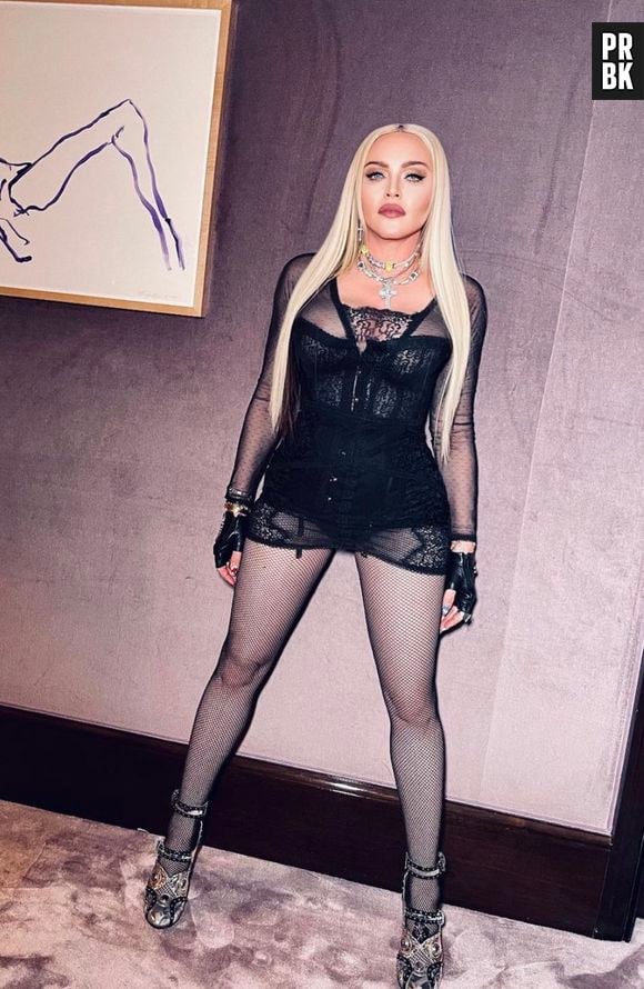 Madonna investe em look all black e sexy em foto