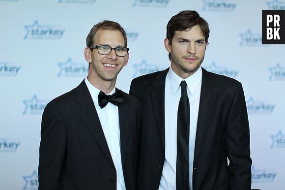 Muita gente não sabia também que Ashton Kutcher tem um irmão gêmeo, Michael, que tem uma lesão neurológica.