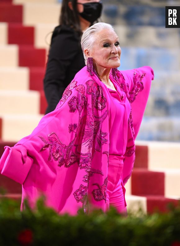 A atriz Glenn Close também foi com look monocromático rosa