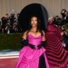 Met Gala 2022: SZA foi uma das famosas que foram de rosa ao evento