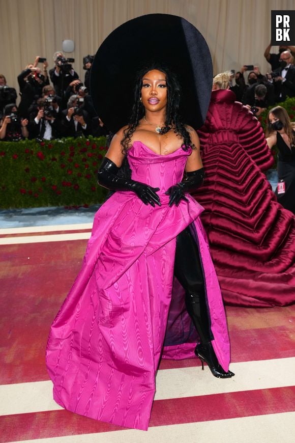 Met Gala 2022: SZA foi uma das famosas que foram de rosa ao evento