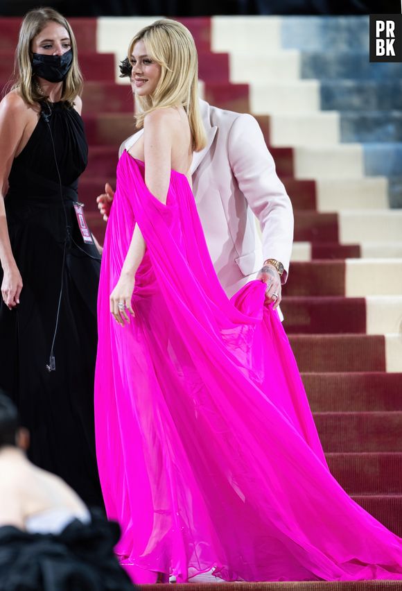 Vestidos rosas, como de Nicola Peltz, bombaram no Met Gala 2022