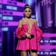 Vanessa Hudgens usou vestido rosa em palco de premiação