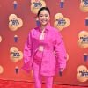 Lana Condor apareceu toda de rosa em tapete vermelho do MTV Awards