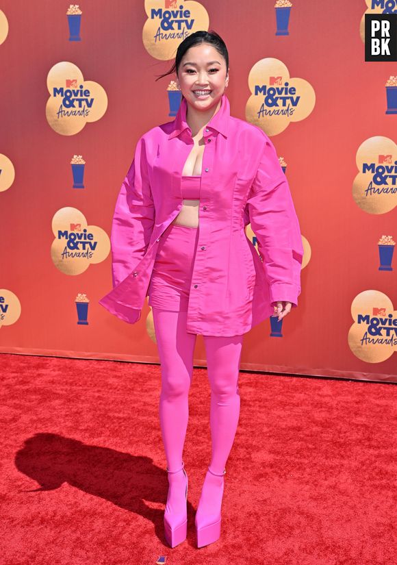 Lana Condor apareceu toda de rosa em tapete vermelho do MTV Awards