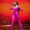 Dua Lipa tem figurino rosa para a Future Nostalgia Tour