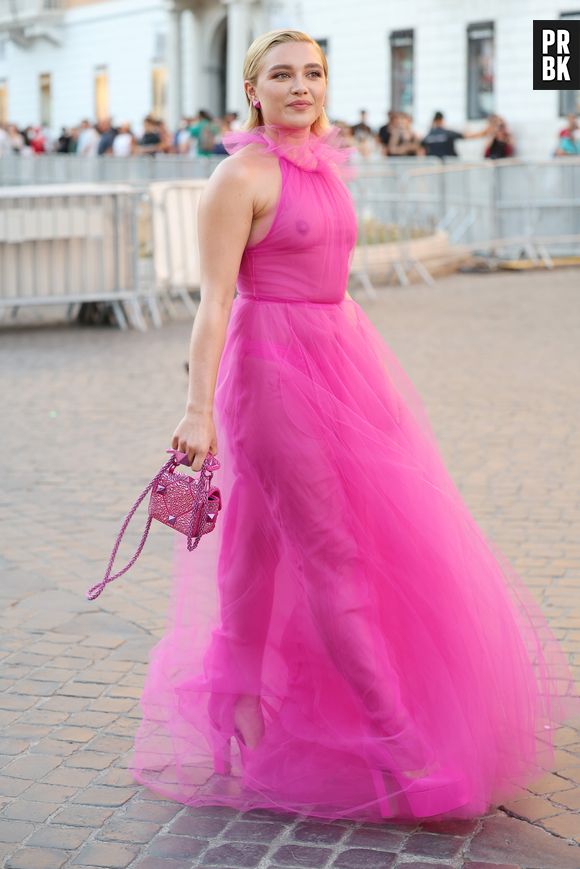 Florence Pugh usou vestido rosa transparente polêmico