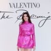 Anne Hathaway foi com look super Barbie para evento da Valentino