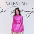 Anne Hathaway foi com look super Barbie para evento da Valentino