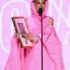 Doja Cat subiu no palco de premiação com look rosa