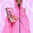 Doja Cat subiu no palco de premiação com look rosa