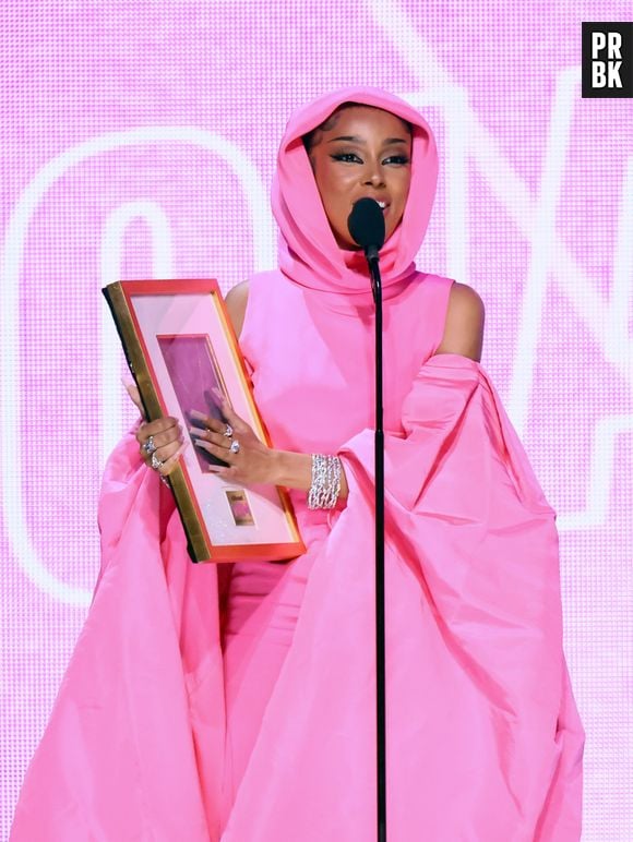 Doja Cat subiu no palco de premiação com look rosa