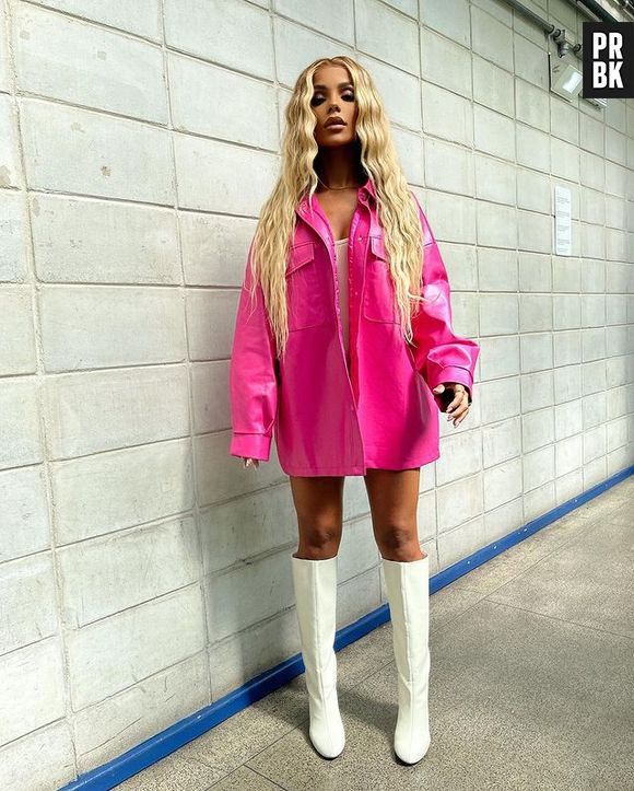 Brunna Gonçalves usou jaqueta rosa e bota branca em evento do "BBB22"