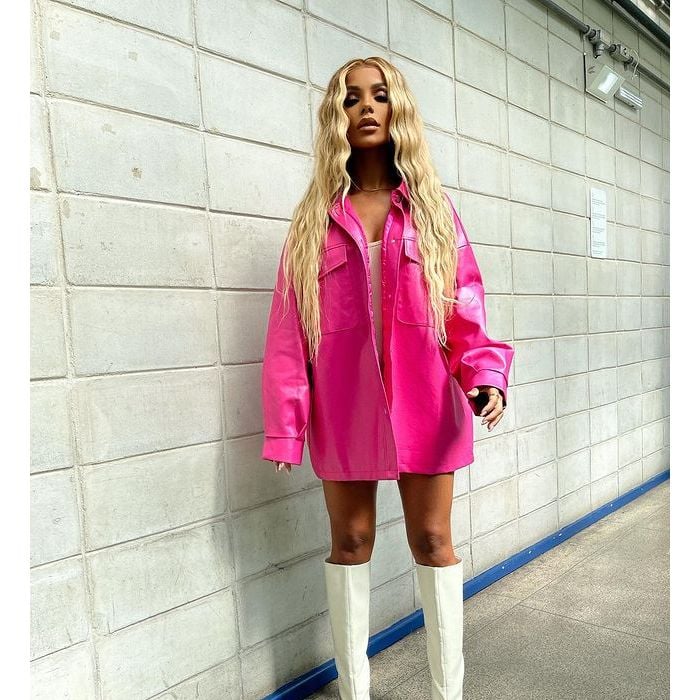  Brunna Gonçalves usou jaqueta rosa e bota branca em evento do &quot;BBB22&quot; 