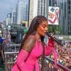 Ludmilla usou look rosa durante desfile da Parada LGBTQIAP+