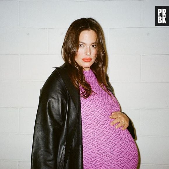 Ashley Graham usou look rosa da Fendi quando estava grávida