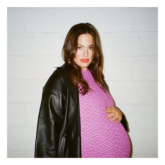 Ashley Graham usou look rosa da Fendi quando estava grávida