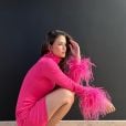 Influencer Lele Burnier apostou em look rosa com plumas
