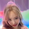 Nayeon, do TWICE, investiu em look rosa claro para evento solo