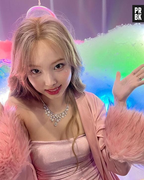 Nayeon, do TWICE, investiu em look rosa claro para evento solo