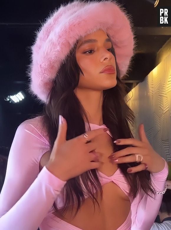 Bruna Marquezine apareceu nos stories com look todo rosa na última segunda-feira (11)