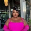 Lizzo foi com vestido e luvas rosas em evento super formal