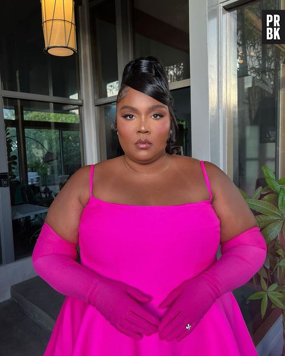 Lizzo foi com vestido e luvas rosas em evento super formal