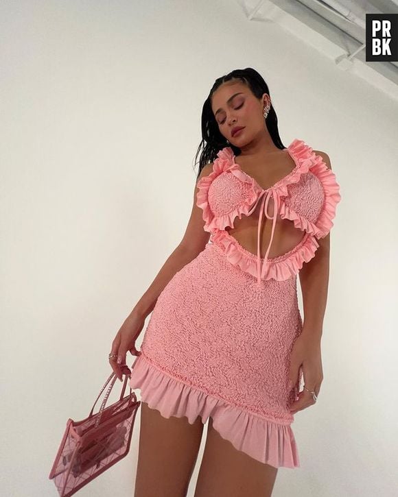 Kylie Jenner também apareceu fofa com look rosa de babados