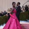 A modelo Anok Yai teve look rosa elogiado no Met Gala 2022