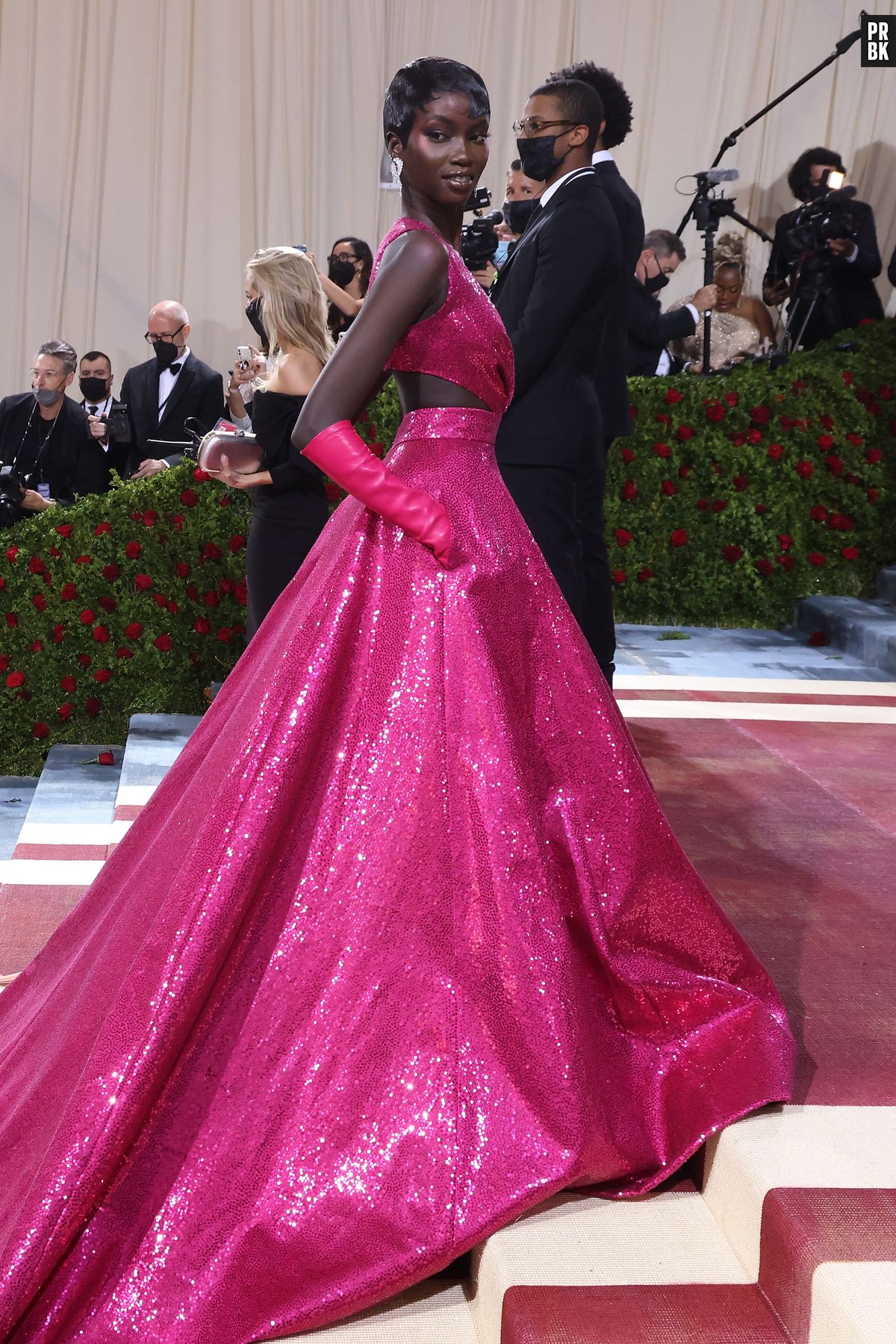 Foto: A modelo Anok Yai teve look rosa elogiado no Met Gala 2022 ...