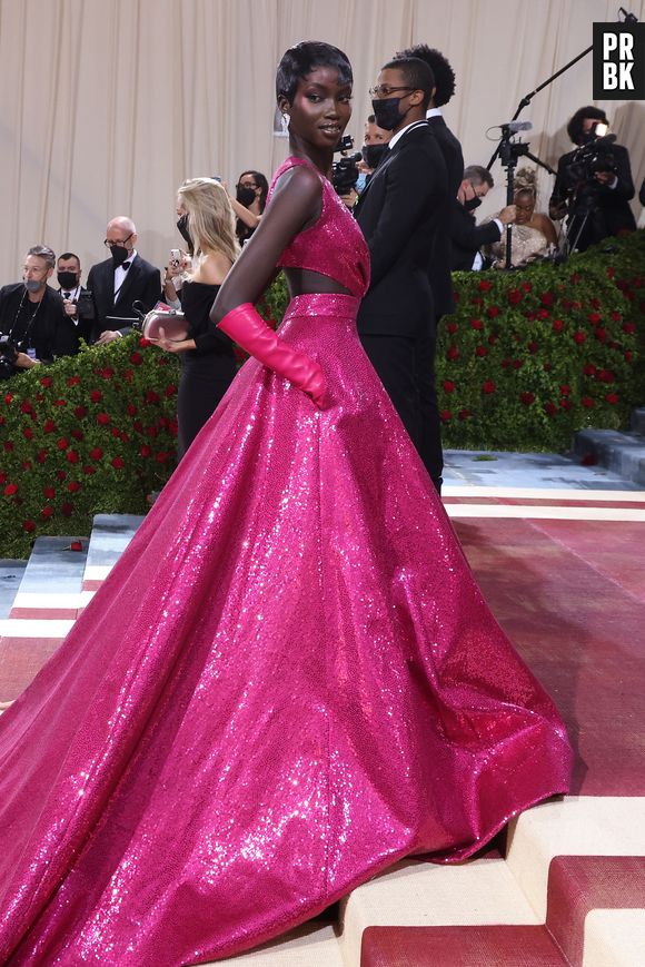 A modelo Anok Yai teve look rosa elogiado no Met Gala 2022